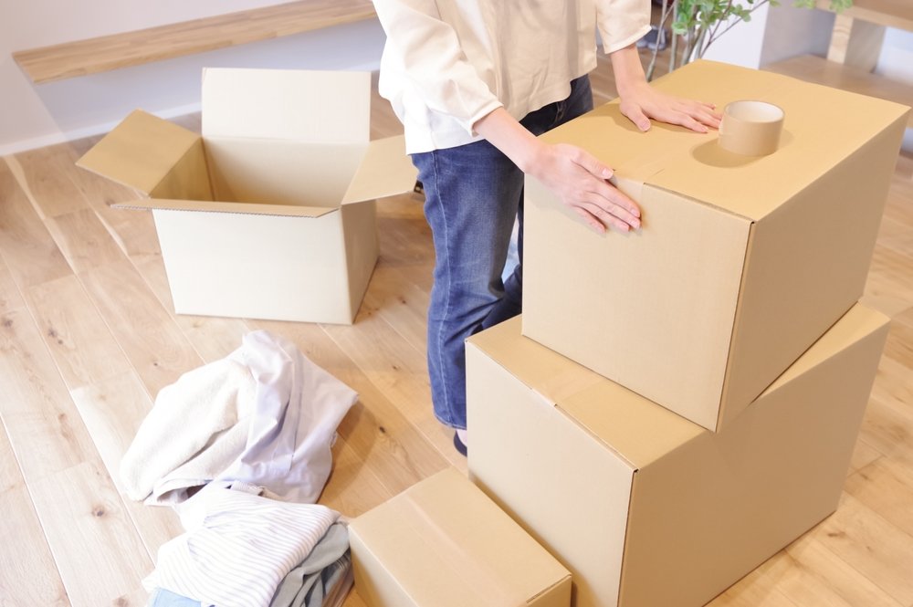 A,Woman,Who,Packs,Her,Luggage,In,A,Cardboard,Box